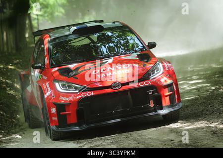Auto da rally Toyota che naviga sul Forest Rally Stage al Goodwood Festival of Speed, West Sussex, Inghilterra, 2025, mostrando ingegneria motoristica ad alte prestazioni in un ambiente dinamico fuoristrada. Foto Stock