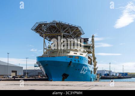 Aberdeen, Scozia, Regno Unito - 18 luglio 2025: Nave di supporto offshore Skandi Investor è ormeggiata nel porto di Aberdeen, attualmente sotto la bandiera di Foto Stock