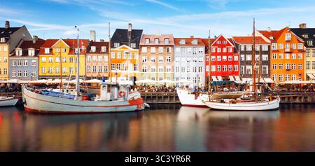 Panorama delle case colorate a Nyhavn, Copenhagen, Danimarca Foto Stock