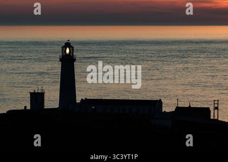 Faro di South Stack sull'isola di Anglesey, sulla costa settentrionale del Galles Foto Stock