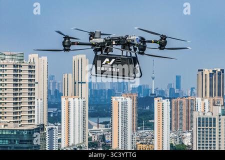 Pechino, Cina. 16 giugno 2025. Una foto aerea scattata il 16 giugno 2025 mostra un drone logistico che vola a Wuhan, nella provincia cinese di Hubei. Crediti: Wu Zhizun/Xinhua/Alamy Live News Foto Stock