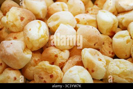 Pile di deliziosi pani Pao de Queijo appena sfornati o di formaggio brasiliano Foto Stock