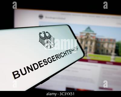 Stoccarda, Germania - 06-11-2025: Smartphone con logo del tribunale federale tedesco Bundesgerichtshof (BGH) sullo schermo davanti al sito web. Foto Stock