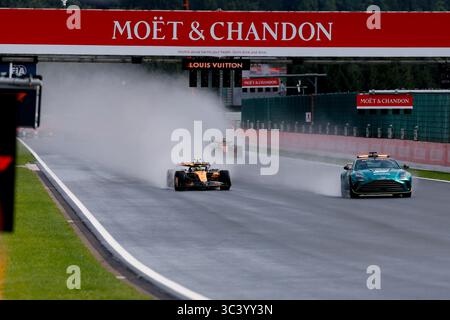Safety car, 04 NORRIS Lando (gbr), McLaren F1 Team MCL39, azione, pioggia, pluie, durante il Gran Premio del Belgio di Formula 1 2025, 13° round del Campionato del mondo di Formula 1 FIA 2025 dal 25 al 27 luglio 2025 sul circuito di Spa-Francorchamps, a Stavelot, Belgio - foto DPPI / DPPI Foto Stock