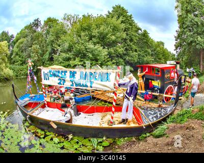 Azione dalla colorata prima corsa 'Course de Radeaux' / Raft che si tiene sul fiume Claise a Bossay-sur-Claise, domenica 27 luglio 2025. Foto Stock