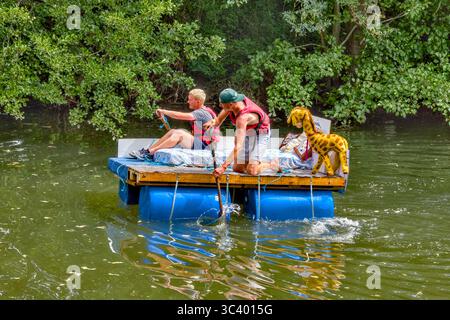 Azione dalla colorata prima corsa 'Course de Radeaux' / Raft che si tiene sul fiume Claise a Bossay-sur-Claise, domenica 27 luglio 2025. Foto Stock