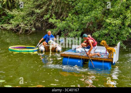 Azione dalla colorata prima corsa 'Course de Radeaux' / Raft che si tiene sul fiume Claise a Bossay-sur-Claise, domenica 27 luglio 2025. Foto Stock