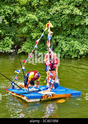 Azione dalla colorata prima corsa 'Course de Radeaux' / Raft che si tiene sul fiume Claise a Bossay-sur-Claise, domenica 27 luglio 2025. Foto Stock