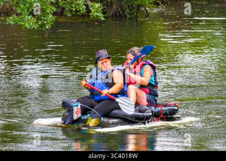 Azione dalla colorata prima corsa 'Course de Radeaux' / Raft che si tiene sul fiume Claise a Bossay-sur-Claise, domenica 27 luglio 2025. Foto Stock