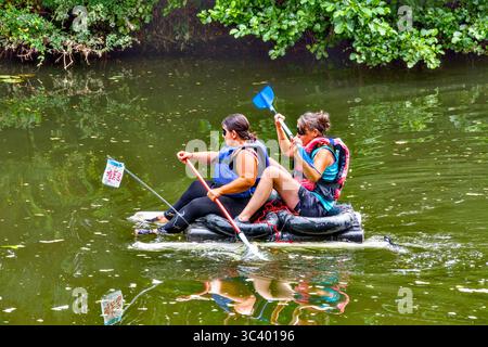 Azione dalla colorata prima corsa 'Course de Radeaux' / Raft che si tiene sul fiume Claise a Bossay-sur-Claise, domenica 27 luglio 2025. Foto Stock