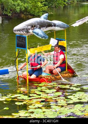 Azione dalla colorata prima corsa 'Course de Radeaux' / Raft che si tiene sul fiume Claise a Bossay-sur-Claise, domenica 27 luglio 2025. Foto Stock