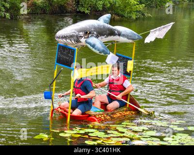 Azione dalla colorata prima corsa 'Course de Radeaux' / Raft che si tiene sul fiume Claise a Bossay-sur-Claise, domenica 27 luglio 2025. Foto Stock