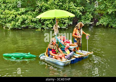 Azione dalla colorata prima corsa 'Course de Radeaux' / Raft che si tiene sul fiume Claise a Bossay-sur-Claise, domenica 27 luglio 2025. Foto Stock