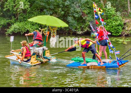 Azione dalla colorata prima corsa 'Course de Radeaux' / Raft che si tiene sul fiume Claise a Bossay-sur-Claise, domenica 27 luglio 2025. Foto Stock