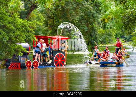 Azione dalla colorata prima corsa 'Course de Radeaux' / Raft che si tiene sul fiume Claise a Bossay-sur-Claise, domenica 27 luglio 2025. Foto Stock