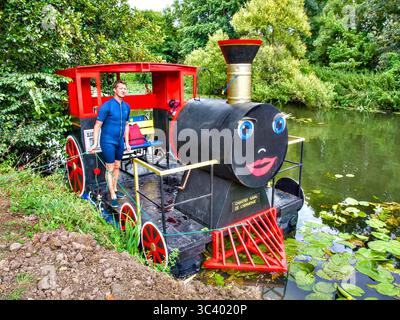 Azione dalla colorata prima corsa 'Course de Radeaux' / Raft che si tiene sul fiume Claise a Bossay-sur-Claise, domenica 27 luglio 2025. Foto Stock