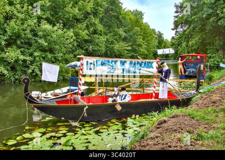 Azione dalla colorata prima corsa 'Course de Radeaux' / Raft che si tiene sul fiume Claise a Bossay-sur-Claise, domenica 27 luglio 2025. Foto Stock