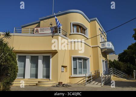 Un moderno edificio giallo con balconi e bandiera greca, progettato artisticamente, Armando Bernabiti, Historicism, Rationalism, Art Deco, razionalismo, Rod Foto Stock