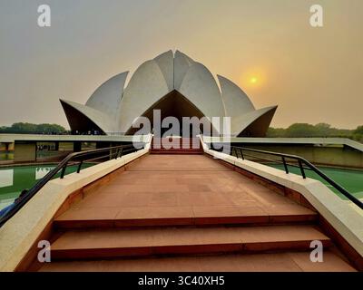 Impressionante vista del Tempio del Loto al tramonto con l'innalzamento simmetrico, Delhi, India Foto Stock