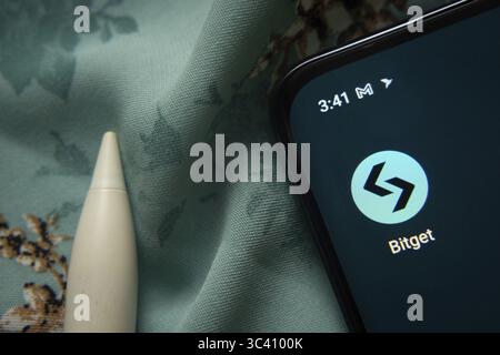Dhaka, Bangladesh - 7 maggio 2025: L'icona dell'app Bitget viene visualizzata sullo smartphone Foto Stock