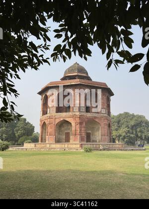 Un padiglione ottagonale in mattoni in un'area boscosa e erbosa, Purana Qila, Delhi, India Foto Stock