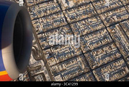 Southwest Airlines 737 banche al decollo dall'aeroporto Midway di Chicago, passando sopra i quartieri residenziali del lato sud. Foto Stock