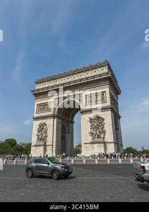 Vista dell'Arco di Trionfo a Parigi dall'esterno della rotonda. Foto Stock