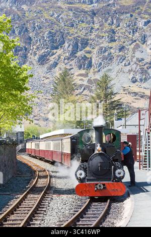 Un treno a vapore sulla Ffestiniog Railway in Galles Foto Stock