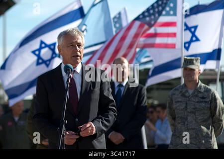 Il segretario alla difesa degli Stati Uniti Chuck Hagel parla con le truppe statunitensi e israeliane che conducono Juniper Cobra 14 in una base aerea fuori Tel Aviv, Israele, 15 maggio 2014. Hagel ricevette un briefing sull'esercitazione prima di visitare le truppe e ringraziarle per la loro dedizione. (Foto DEL DOD di Erin A. Kirk-Cuomo) Foto Stock