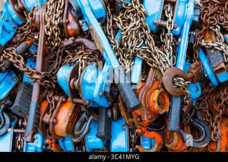I paranchi a catena a leva si trovano in un cumulo su un pallet. Leva tal. Foto Stock
