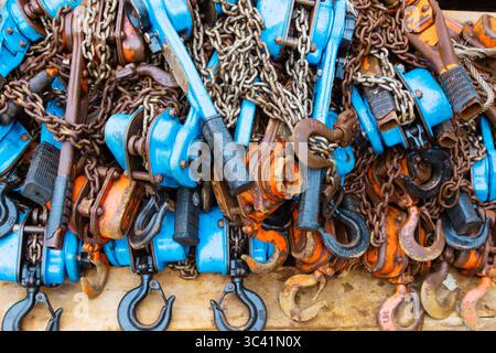 I paranchi a catena a leva si trovano in un cumulo su un pallet. Leva tal. Foto Stock