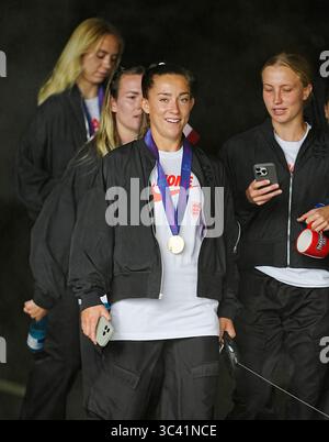 L'inglese Maya le Tissier (centro) lascia il team hotel a Zurigo, Svizzera. L'Inghilterra ha difeso la sua corona nel Campionato europeo battendo la Spagna ai rigori nella finale di Euro 2025. Data foto: Lunedì 28 luglio 2025. Foto Stock