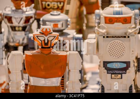 Den Bosch, Paesi Bassi - 12 maggio 2024: Immagine in stile retrò di robot giocattolo colorati in stagno su un mercato delle pulci olandese a Den Bosch, Paesi Bassi Foto Stock