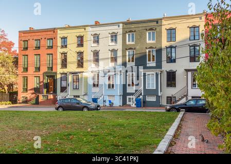 Fila di tradizionali case colorate lungo una strada nel centro storico in una giornata di sole d'autunno Foto Stock