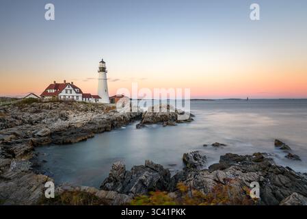 Vista maestosa della Portland Head Light sotto il cielo limpido al crepuscolo in autunno Foto Stock