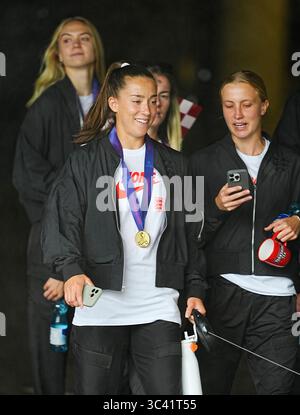 L'inglese Maya le Tissier (centro) e Aggie Beever-Jones (destra) con i compagni di squadra mentre lasciano il team hotel a Zurigo, Svizzera. L'Inghilterra ha difeso la sua corona nel Campionato europeo battendo la Spagna ai rigori nella finale di Euro 2025. Data foto: Lunedì 28 luglio 2025. Foto Stock