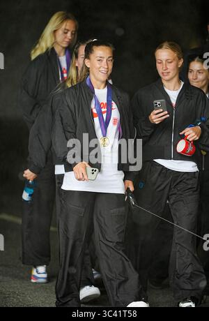 L'inglese Maya le Tissier (centro) e Aggie Beever-Jones (destra) con i compagni di squadra mentre lasciano il team hotel a Zurigo, Svizzera. L'Inghilterra ha difeso la sua corona nel Campionato europeo battendo la Spagna ai rigori nella finale di Euro 2025. Data foto: Lunedì 28 luglio 2025. Foto Stock