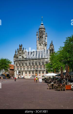 Middelburg, Zelanda, Paesi Bassi - Stadhuis Middelburg. Il municipio sulla piazza del mercato nella città vecchia è un punto di riferimento e simbolo della città. Foto Stock