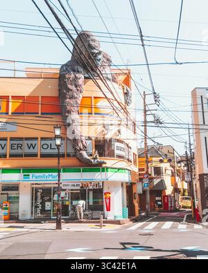 Sangenjaya, Giappone - 3 settembre 2025: Veduta della colossale scultura del gorilla aggrappata all'angolo del vibrante Gorilla Building giallo, un eccentrico punto di riferimento tra l'arazzo urbano. Foto Stock