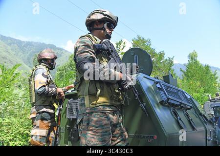 28 luglio 2025, Srinagar, Jammu e Kashmir, India: I soldati dell'esercito indiano sono in piedi su un veicolo vicino al sito di incontro a SrinagarÃs Lidwas Meadows del distretto di Dara Srinagar il 28 luglio 2025. La mente dell'attacco di Pahalgam è stata tra i tre militanti pakistani uccisi in un incontro a Srinagar sotto l'operazione Mahadev, secondo le fonti. Il comandante di Top Lashkar Suleiman Shah, alias Musa Fauji, fu cospiratore ed esecutore dell'attacco, che lasciò 26 civili morti. Sono stati catturati prima di essere neutralizzati. (Credit Image: © Basit Zargar/ZUMA Press Wire) SOLO PER USO EDITORIALE! Non per Co Foto Stock