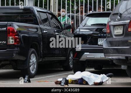 Bangkok, Bangkok, Thailandia. 28 luglio 2025. Un uomo ha effettuato una sparatoria di massa all'interno o al mercato di Tor Kor a Chatuchak, Bangkok, uccidendo cinque persone prima di togliersi la vita. Una delle vittime era una donna venditrice che si era nascosta nel suo negozio, ma fu poi trovata e uccisa dal pistolero, il 28 luglio 2025, a Bangkok, Thailandia. (Credit Image: © Nattaphon Phanphongsanon/ZUMA Press Wire) SOLO PER USO EDITORIALE! Non per USO commerciale! Foto Stock