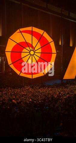 La scena fotografica mozzafiato al tramonto si svolge alle grotte di Batu in Malesia, dove un cielo d'ora d'oro incontra le luci della torre urbana e l'illuminazione notturna della strada. Da Foto Stock