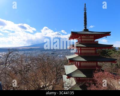 Vista del Monte Fuji dalla Pagoda a cinque piani - Lago Kawaguchi, Giappone Foto Stock