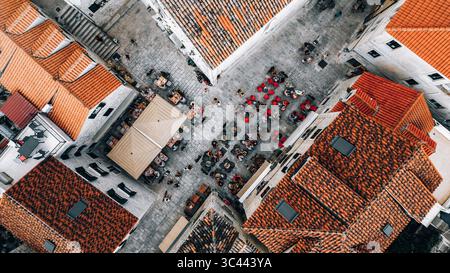 La vista aerea dei tetti in terracotta e delle vivaci caffetterie convergono in una sinfonia di colori e attività, offrendo un vivace scorcio nel cuore della città, Spalato, nella contea di Spalato-Dalmazia, Croazia. Foto Stock