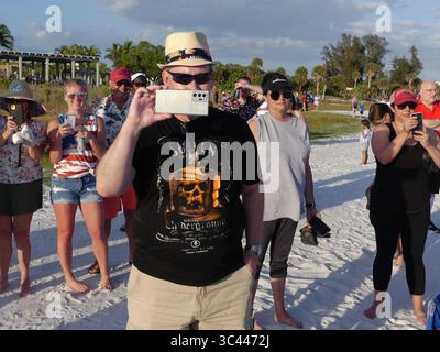 23 maggio 2021, New York, New York, Stati Uniti: Siesta Key drum Circle, Sarasota, Florida. Il fatturato globale degli smartphone ha superato i 100 miliardi di dollari per la prima volta nel 2021, principalmente grazie a dispositivi come iPhone 12 Pro Max e Samsung Galaxy S21 Ultra 5G. (Immagine di credito: © John Marshall Mantel/ZUMA Wire) Foto Stock