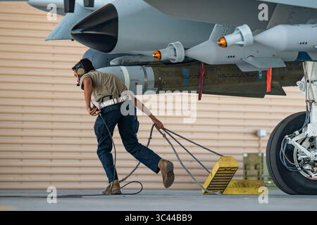 18 maggio 2021 - Nellis Air Force base, Nevada, USA - Airman 1st Class Anthony Rodriguez, un manutentore di aerei tattici assegnato al 757th Aircraft Maintenance Squadron, rimuove i cunei da un A-10 Thunderbolt II, prima di una missione Gunsmoke presso Nellis Air Force base, 18 maggio 2021. L'A-10 può essere servito e gestito da basi con strutture limitate vicino ad aree di battaglia. (Immagine di credito: © William R. Lewis/U.S. Air Force/filo ZUMA/ZUMAPRESS.com) Foto Stock