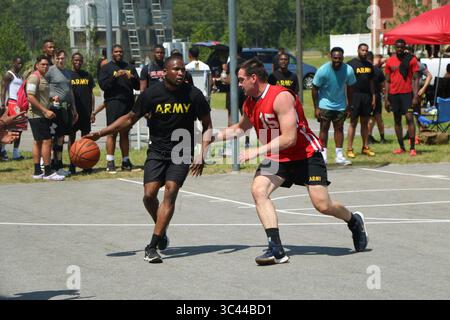 17 maggio 2021 - Fort Stewart, Georgia, USA - U.S. Army staff Sgt. Devon Tucker (a sinistra), un membro dell'equipaggio dei cannoni assegnato al 1st Battalion, 9th Field Artillery Regiment, dribbling oltre U.S. Army Captain Matt Bouvier (a destra), un ufficiale di ingegnere assegnato al 9th Brigade Engineer Battalion per il Marne Week Basketball Tournament al 2nd Armored Brigade Combat Team Basketball Courts a Fort Stewart, Georgia, 17 maggio 2021. La settimana di Marne offre un'eccellente opportunità per i soldati Dogface attuali ed ex di riunirsi per costruire cameratismo e morale. (Immagine di credito: © Trenton Lowery/U.S. Esercito/ZUMA Foto Stock