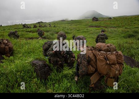 15 maggio 2021 - Kirishima Maneuver area, Giappone - Marines USA con 5th Air Naval Gunfire Liaison Company, III Marine Expeditionary Force, e soldati giapponesi con Amphibious Rapid Deployment Brigade, Japan Self Defense Force, post Security mentre conducevano un assalto multilaterale durante l'esercitazione Jeanne D Arc 21 presso Kirishima Maneuver area, Giappone, 15 maggio 2021. ARC-21 è un'opportunità per le forze statunitensi, francesi, giapponesi e australiane di condividere esperienze, tattiche e BEST practice per affinare le loro abilità insieme. (Immagine di credito: © Brienna Tuck/U.S. Marine/ZUMA Wire/ZUMAPRESS.com) Foto Stock