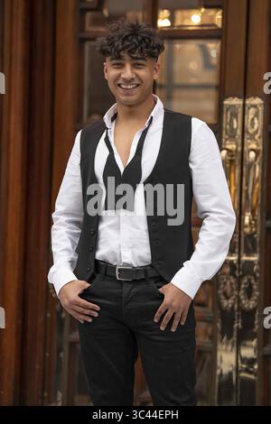 25 maggio 2021, Londra, Regno Unito: Karim Zeroual si pone durante la fotocellula ''Here come the Boys'' al London Palladium. (Immagine di credito: © Gary Mitchell/SOPA Images via ZUMA Wire) Foto Stock