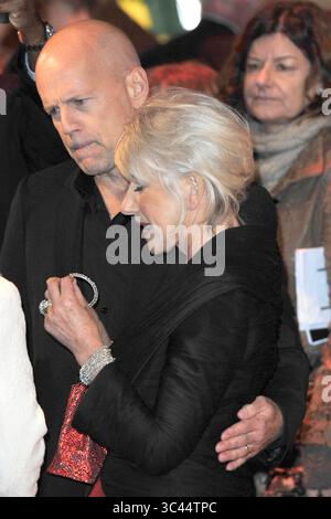 Bruce Willis e Dame Helen Mirren alla premiere britannica di "Red" alla Royal Festival Hall di Londra - 19 ottobre 2010 Foto Stock